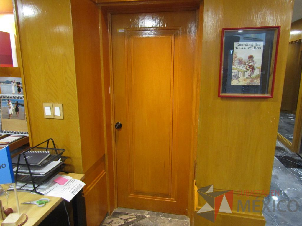 Lote 055 - Puerta de madera con manija metálica
