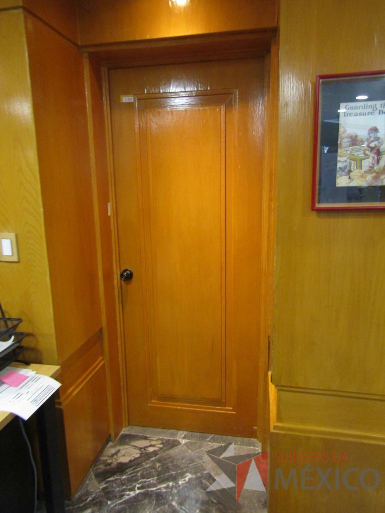 Lote 055 - Puerta de madera con manija metálica - Imagen 4
