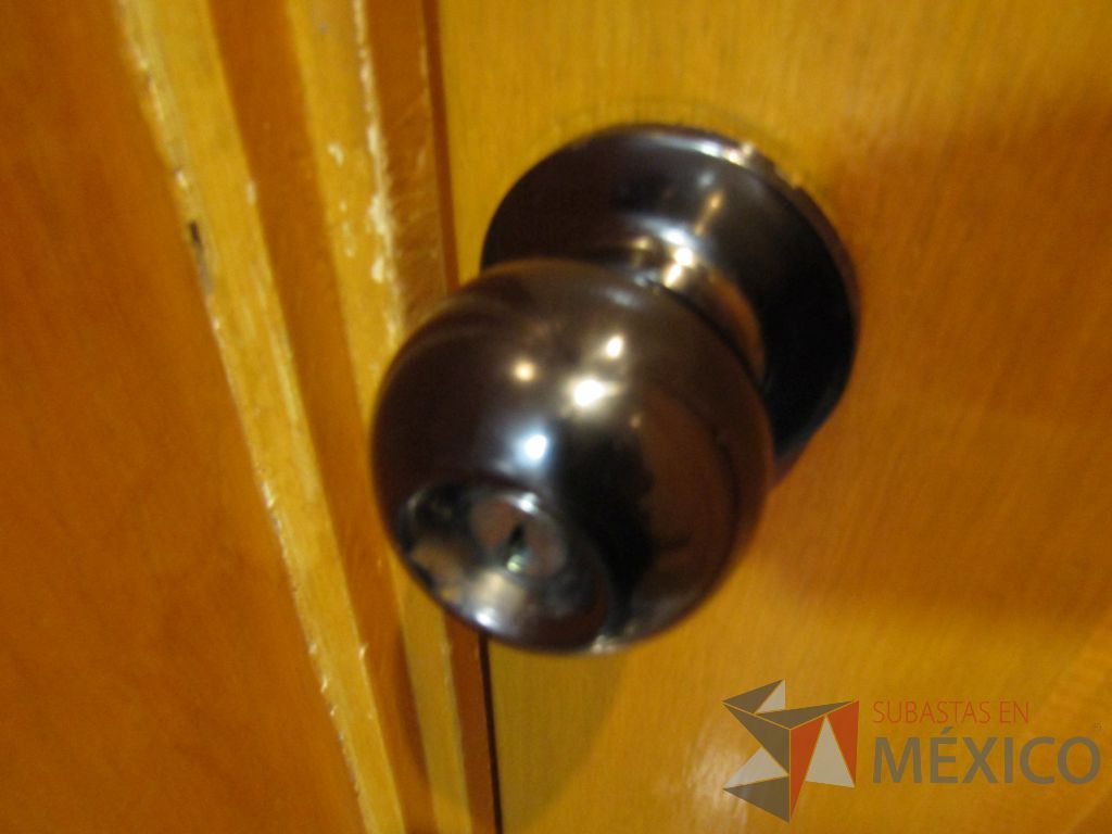 Lote 055 - Puerta de madera con manija metálica - Imagen 5
