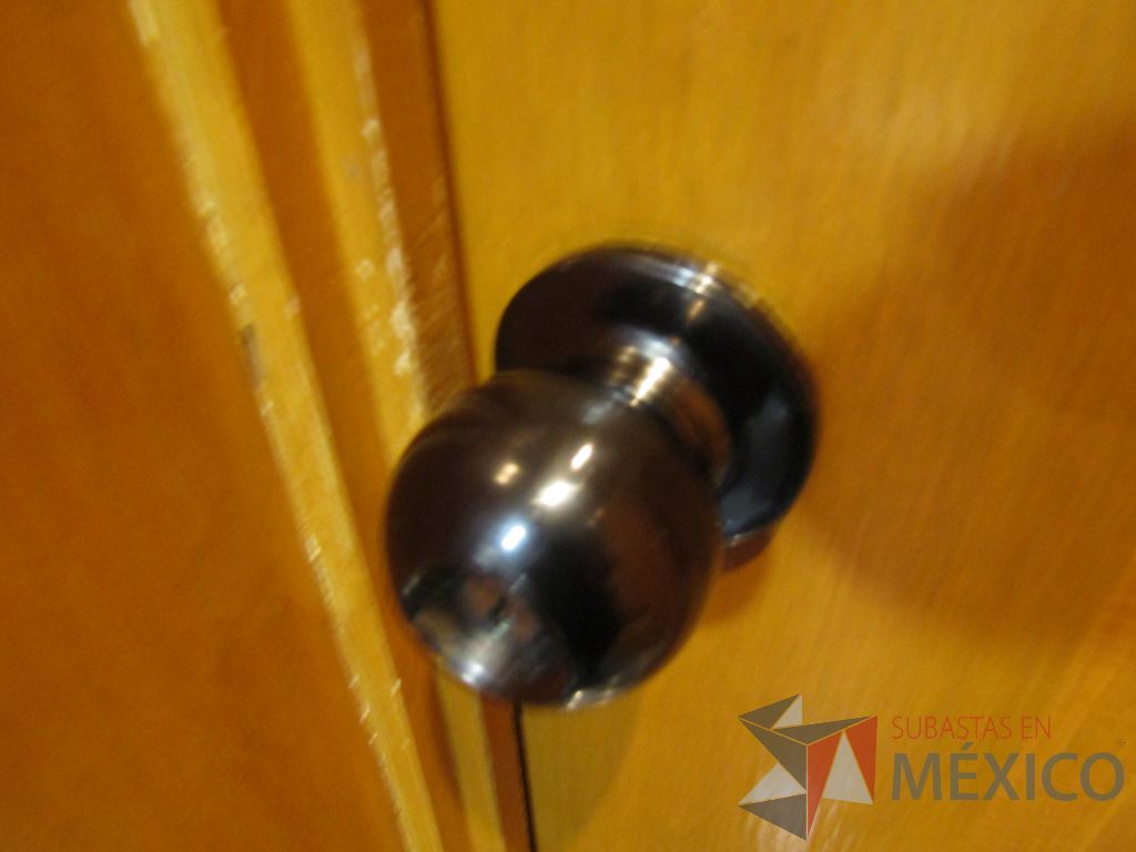 Lote 055 - Puerta de madera con manija metálica - Imagen 6