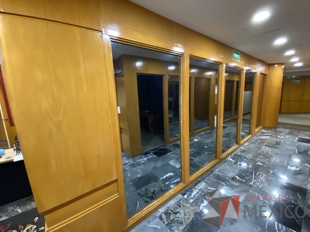 Lote 082 - Cancel de madera con 5 hojas de vidrio
