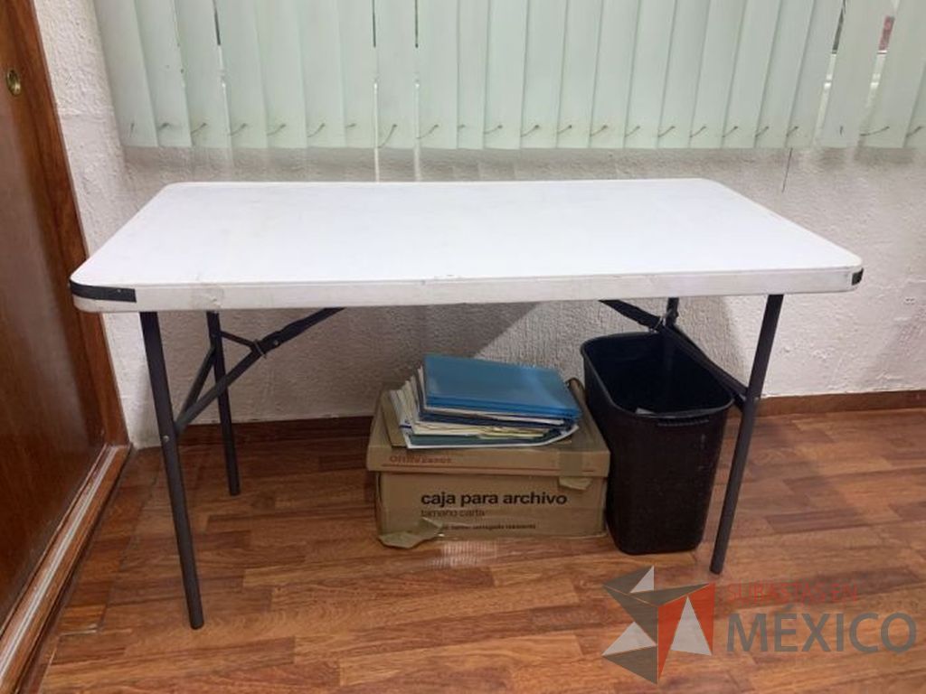 Lote 057 - Mesa de plástico RubberMaid plegable de 120cm - Imagen 2