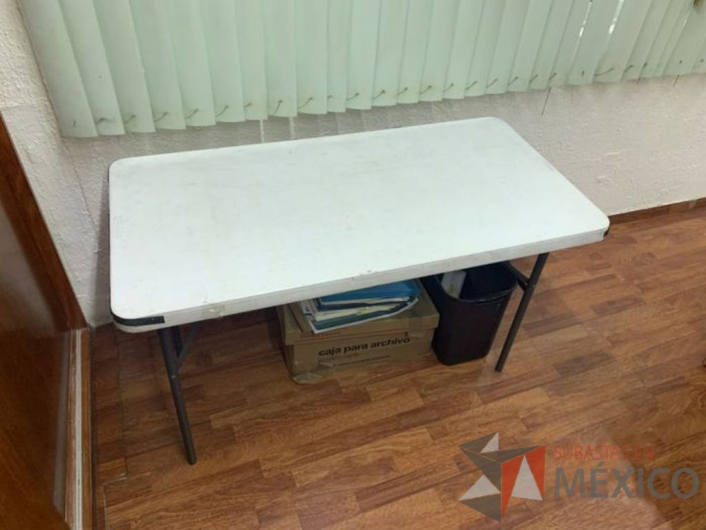 Lote 057 - Mesa de plástico RubberMaid plegable de 120cm