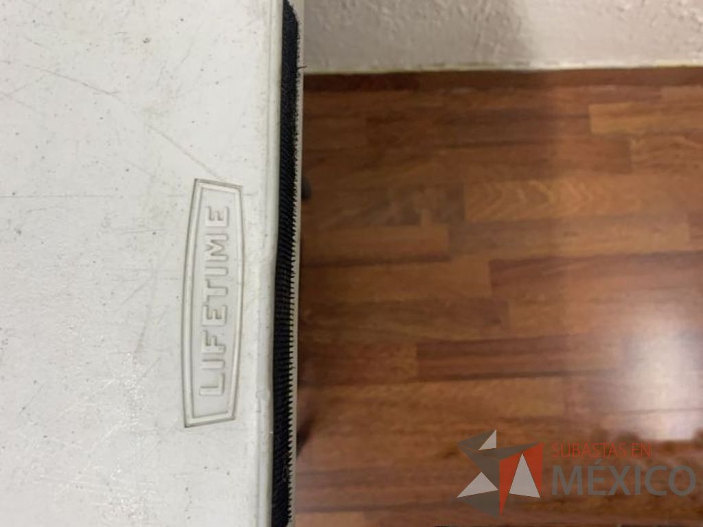 Lote 057 - Mesa de plástico RubberMaid plegable de 120cm - Imagen 3