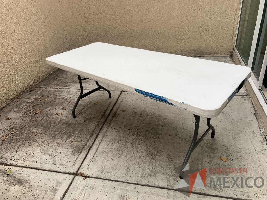 Lote 058 - Mesa de plástico RubberMaid plegable de 180cm