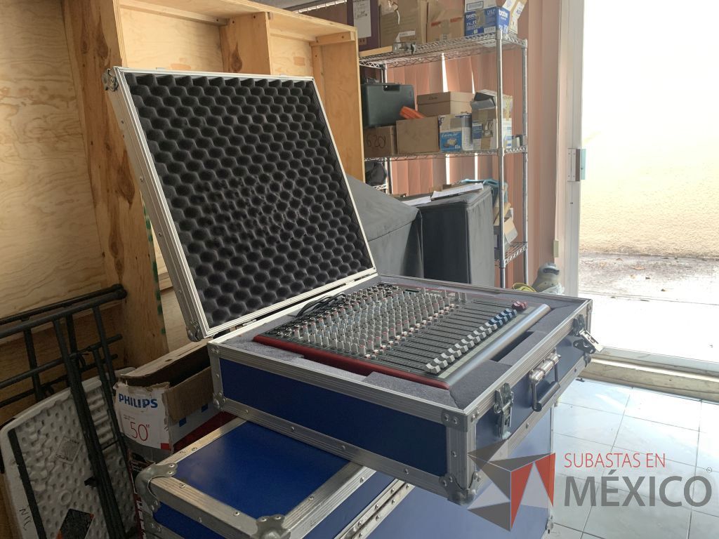 Lote 020 - Mezcladora análoga PROFESIONAL18 canales con case 2 cable Canon genérico de 25m