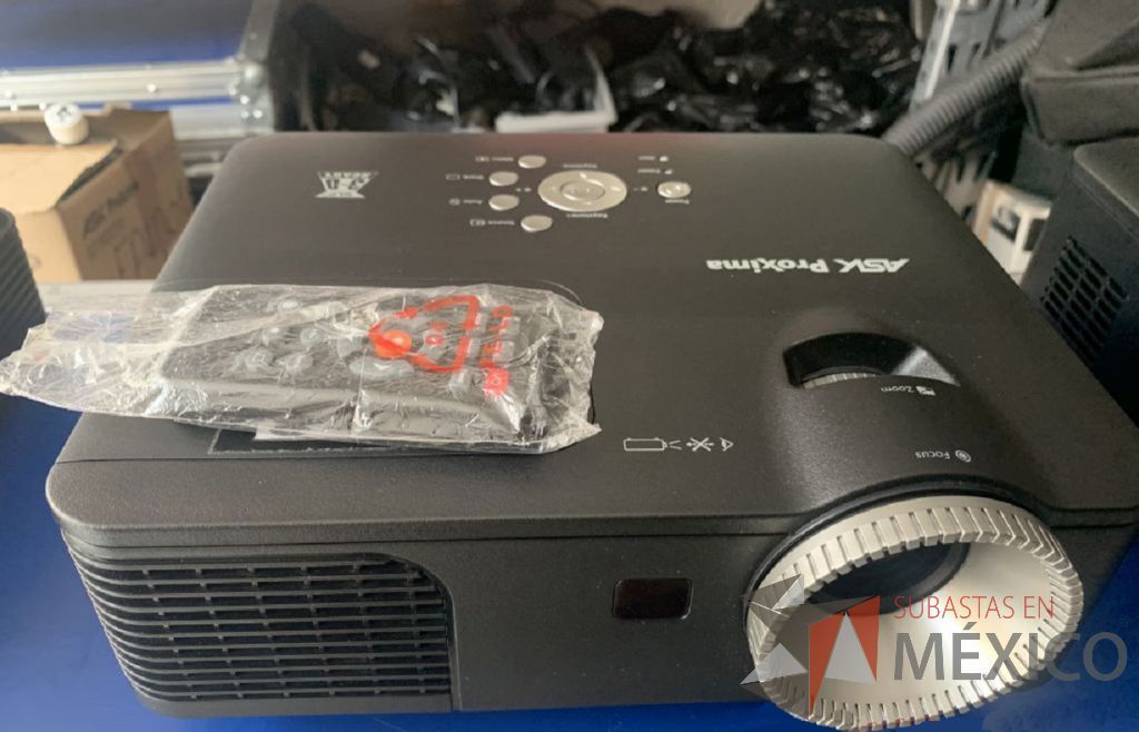 Lote 007 - Video proyector de 2600 ANSI lumens con Case cable genérico VGA de 15m y Pantalla de tripié de 2.13 m. - Imagen 2
