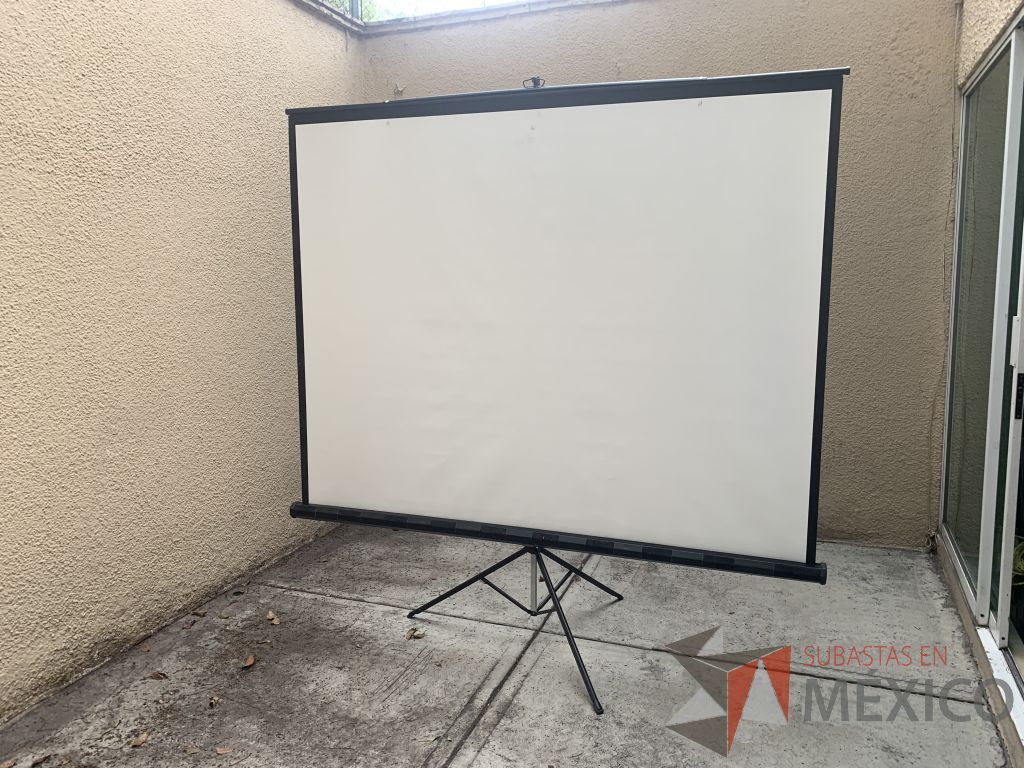 Lote 007 - Video proyector de 2600 ANSI lumens con Case cable genérico VGA de 15m y Pantalla de tripié de 2.13 m. - Imagen 4