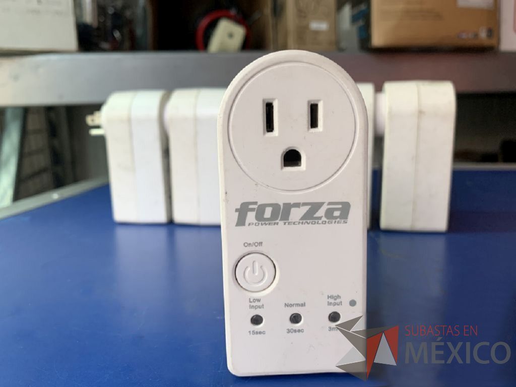 Lote 141 - 18 supresores de pico Forza c/ boton restablecedor y 1 Tripp-Lite Spikecube