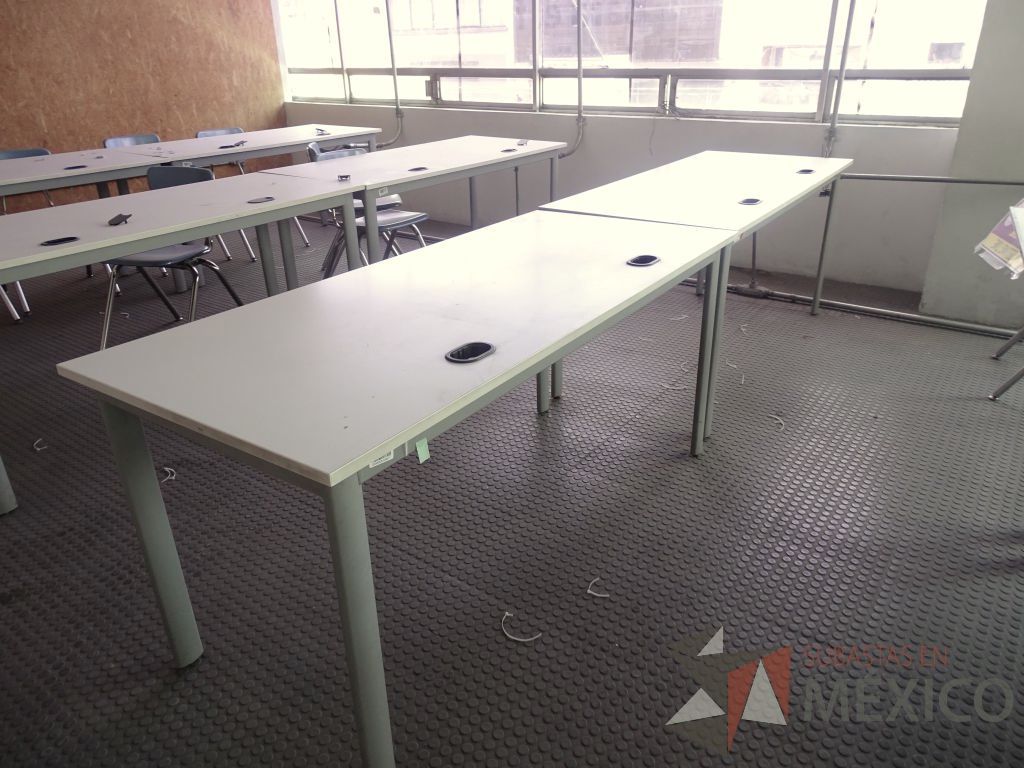 Lote 005 - Mesa de trabajo para 2 personas y 2 Sillas fijas con mecanismo de nivelación