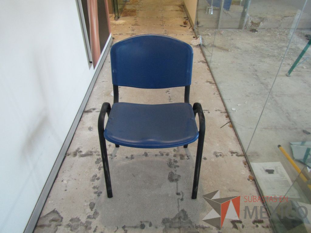 Lote 034 - 5 Sillas de visita con 4 patas metálicas con asiento y respaldo liso color azul - Imagen 2