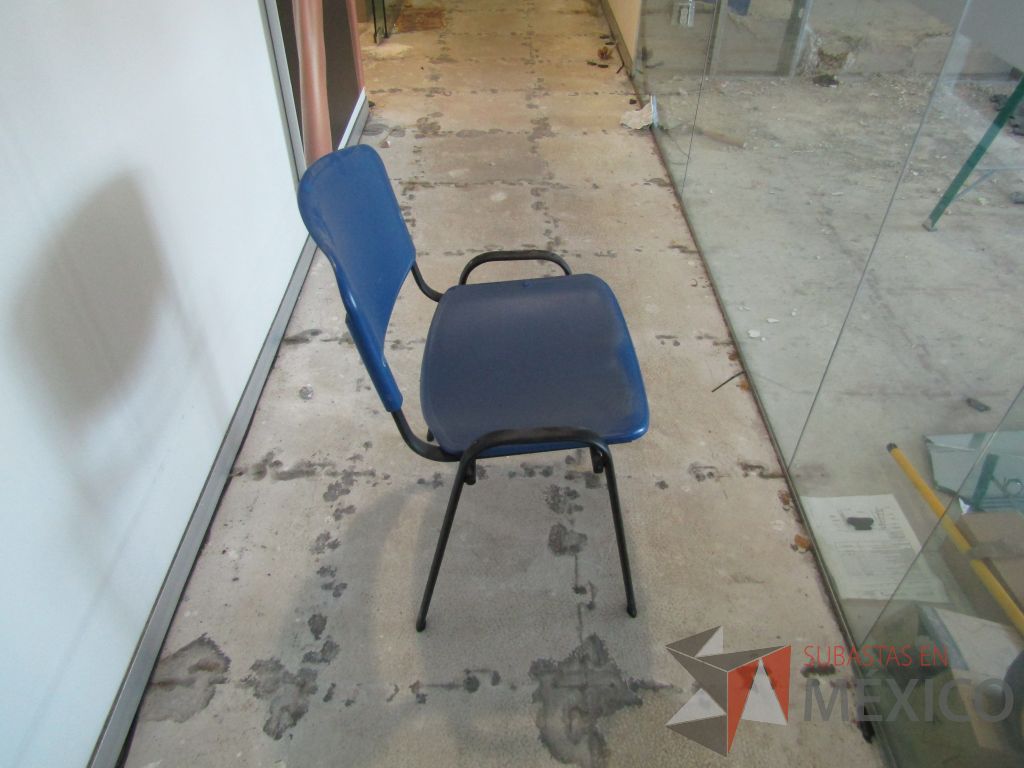 Lote 034 - 5 Sillas de visita con 4 patas metálicas con asiento y respaldo liso color azul - Imagen 5