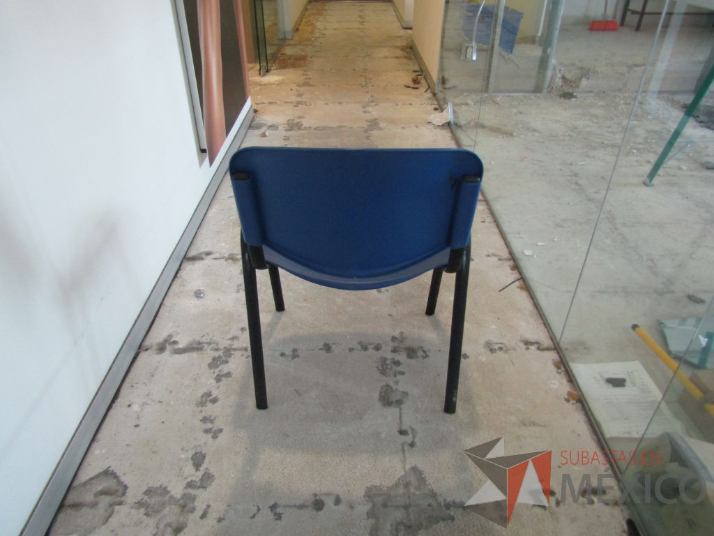 Lote 034 - 5 Sillas de visita con 4 patas metálicas con asiento y respaldo liso color azul - Imagen 6