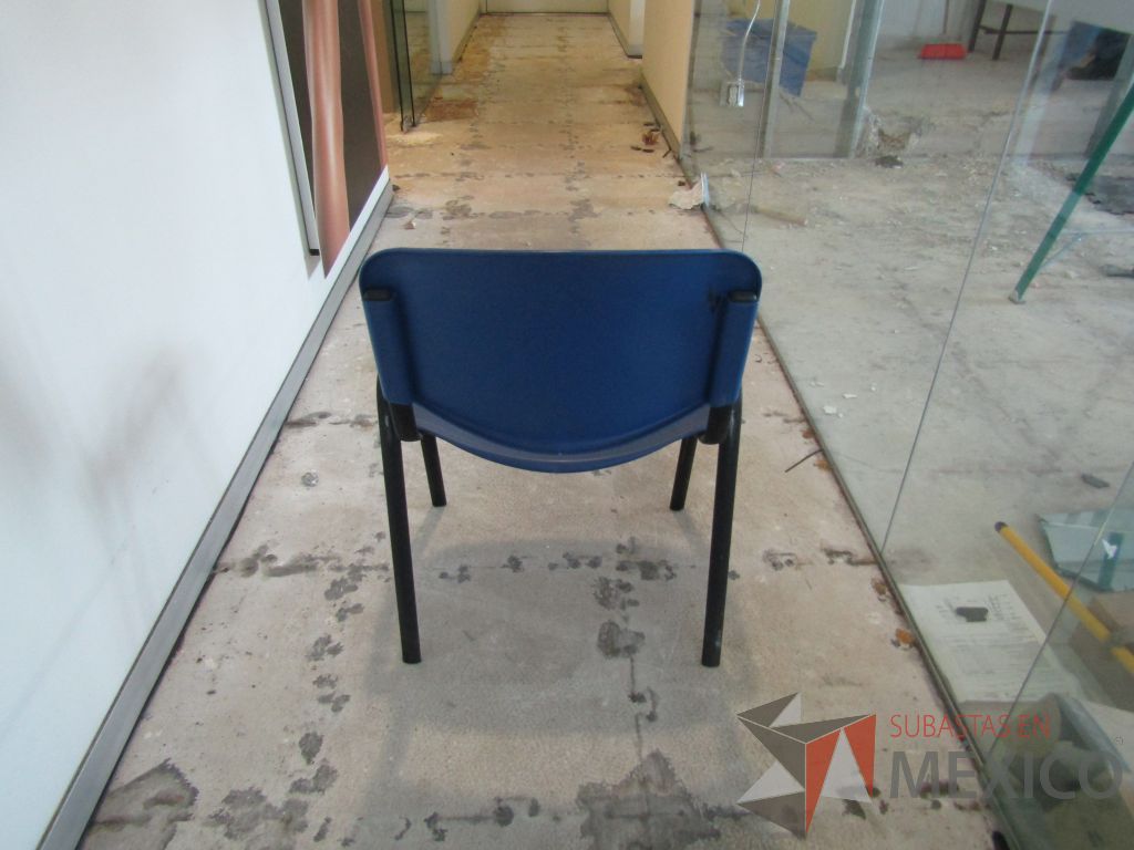 Lote 034 - 5 Sillas de visita con 4 patas metálicas con asiento y respaldo liso color azul - Imagen 7