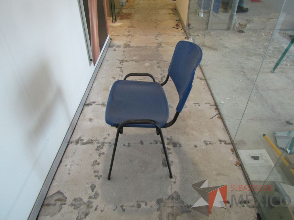 Lote 034 - 5 Sillas de visita con 4 patas metálicas con asiento y respaldo liso color azul - Imagen 8