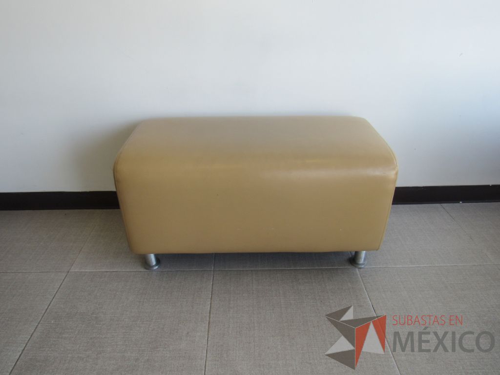 Lote 071 - 4 Taburete rectangulares con cuatro patas metálicas tipo piel