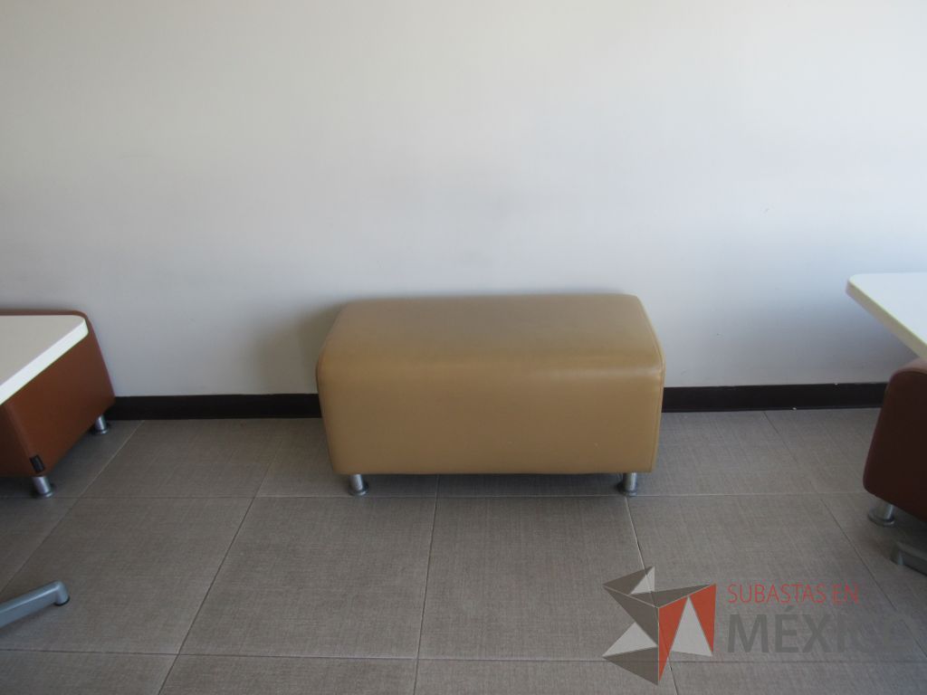 Lote 071 - 4 Taburete rectangulares con cuatro patas metálicas tipo piel - Imagen 5