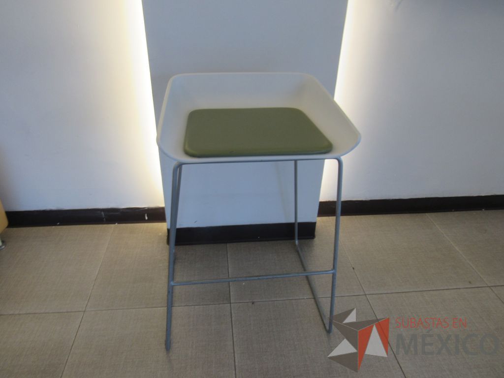 Lote 039 - 4 bancos altos con base metálica, descansa pies, asiento liso color blanco y cojín tipo piel - Imagen 2