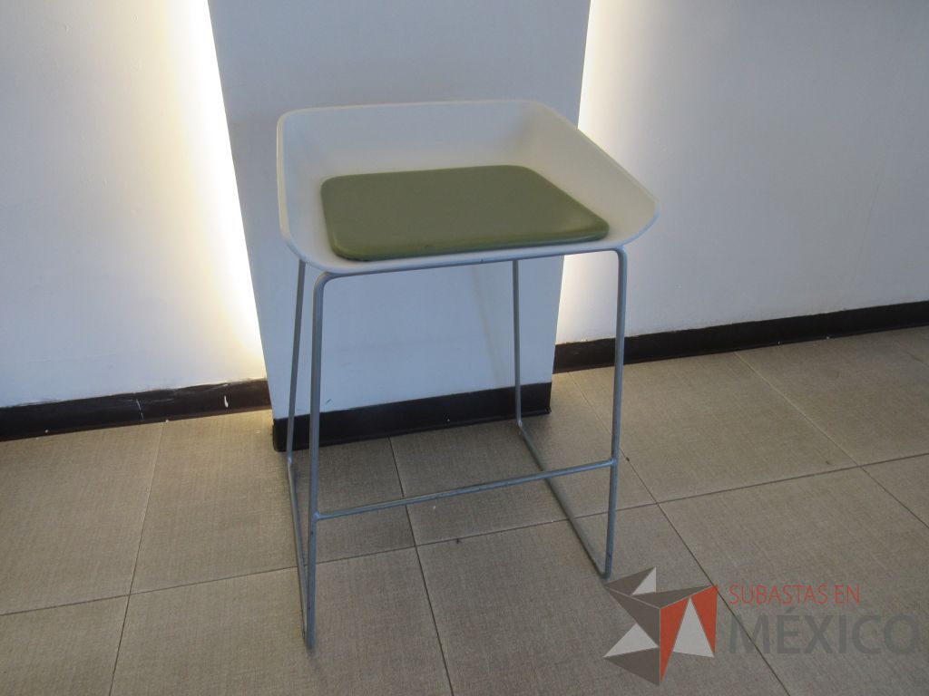 Lote 039 - 4 bancos altos con base metálica, descansa pies, asiento liso color blanco y cojín tipo piel