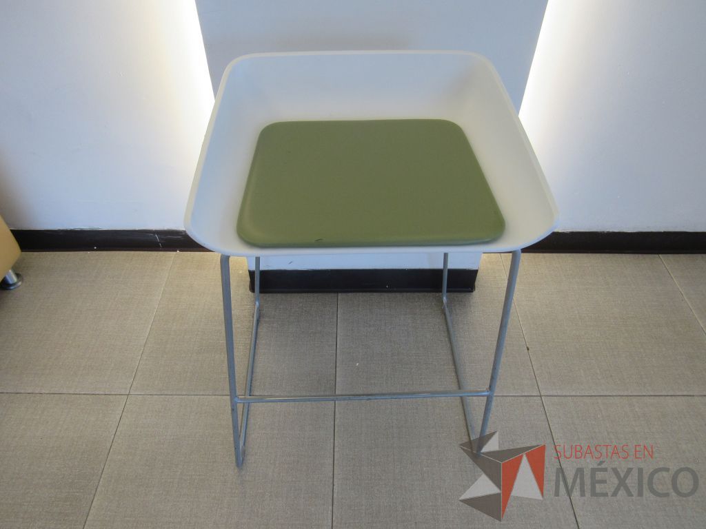 Lote 039 - 4 bancos altos con base metálica, descansa pies, asiento liso color blanco y cojín tipo piel - Imagen 3