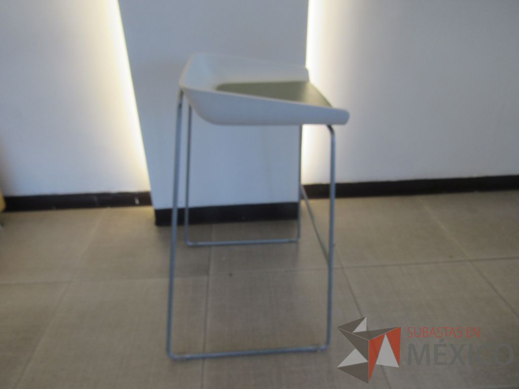 Lote 039 - 4 bancos altos con base metálica, descansa pies, asiento liso color blanco y cojín tipo piel - Imagen 4
