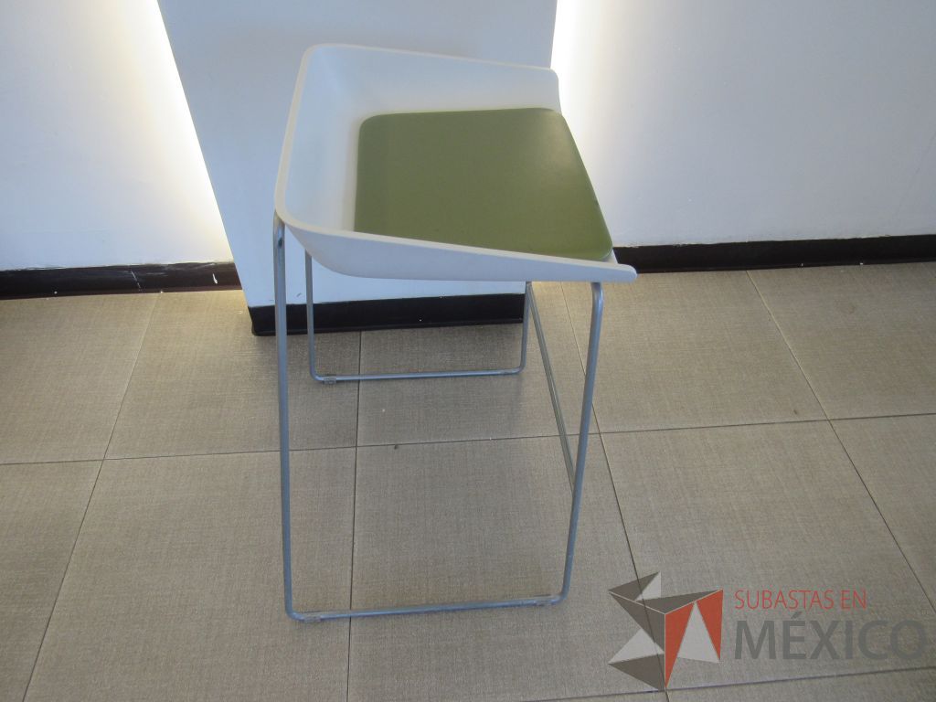 Lote 039 - 4 bancos altos con base metálica, descansa pies, asiento liso color blanco y cojín tipo piel - Imagen 5