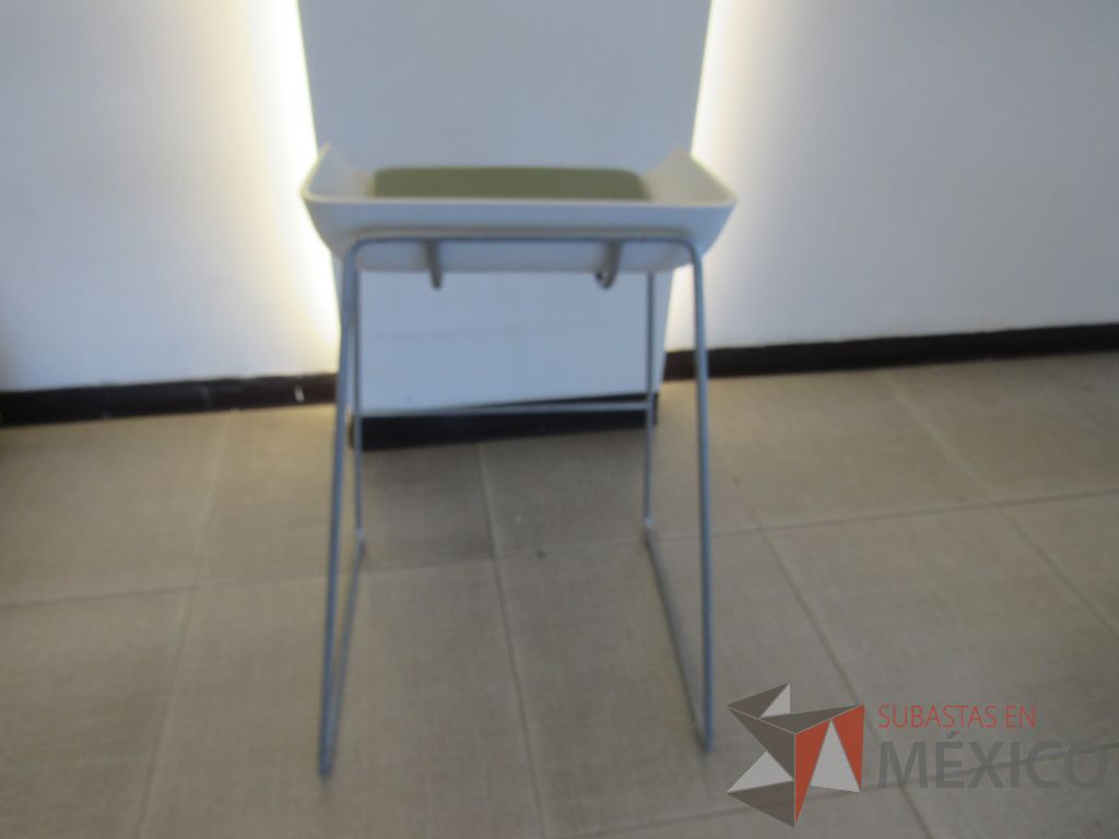 Lote 039 - 4 bancos altos con base metálica, descansa pies, asiento liso color blanco y cojín tipo piel - Imagen 6