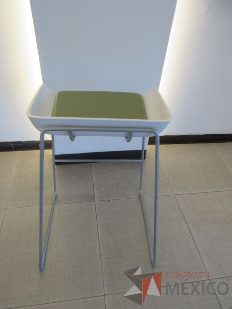 Lote 039 - 4 bancos altos con base metálica, descansa pies, asiento liso color blanco y cojín tipo piel - Imagen 7