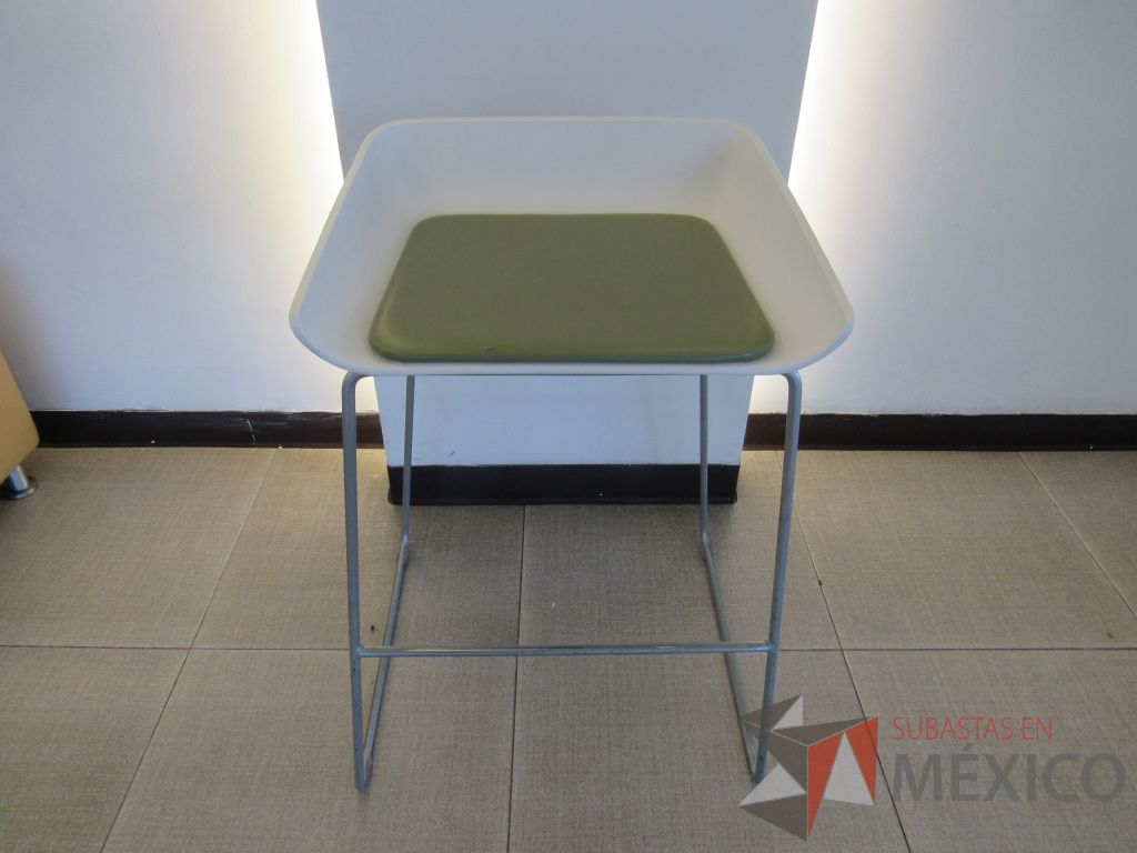 Lote 039 - 4 bancos altos con base metálica, descansa pies, asiento liso color blanco y cojín tipo piel - Imagen 8