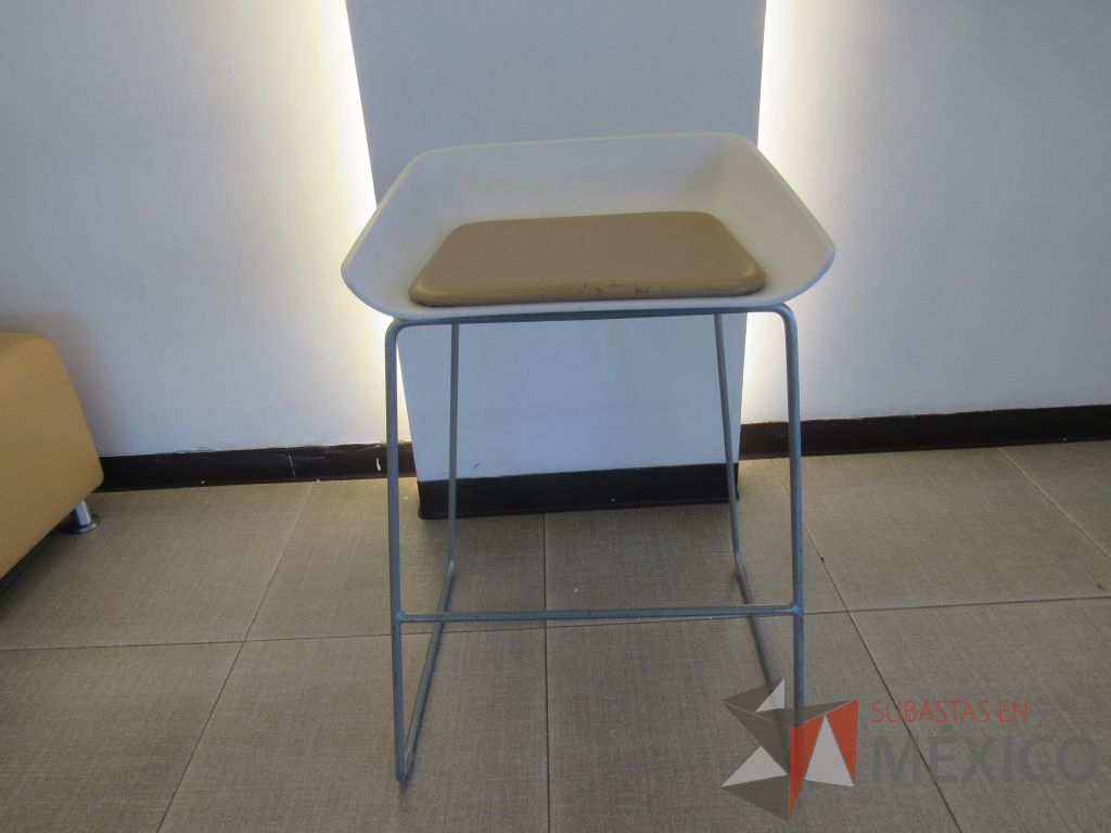Lote 075 - 5 bancos altos con base metálica, descansa pies, asiento liso color blanco y cojín tipo piel - Imagen 2