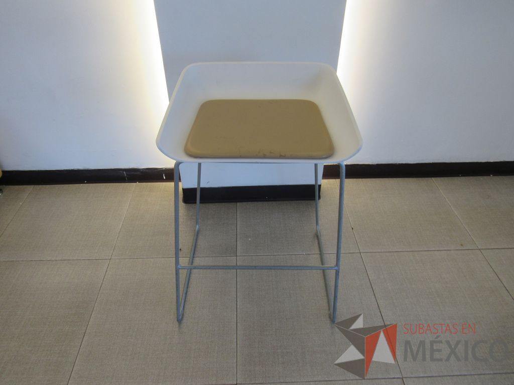 Lote 075 - 5 bancos altos con base metálica, descansa pies, asiento liso color blanco y cojín tipo piel - Imagen 4