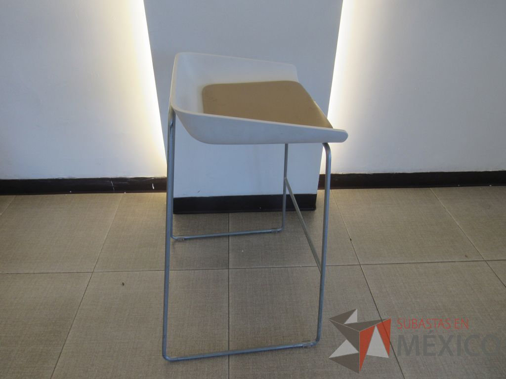 Lote 075 - 5 bancos altos con base metálica, descansa pies, asiento liso color blanco y cojín tipo piel - Imagen 5