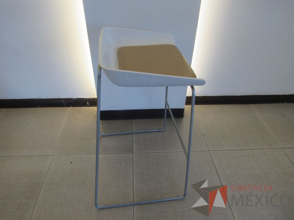 Lote 075 - 5 bancos altos con base metálica, descansa pies, asiento liso color blanco y cojín tipo piel - Imagen 6