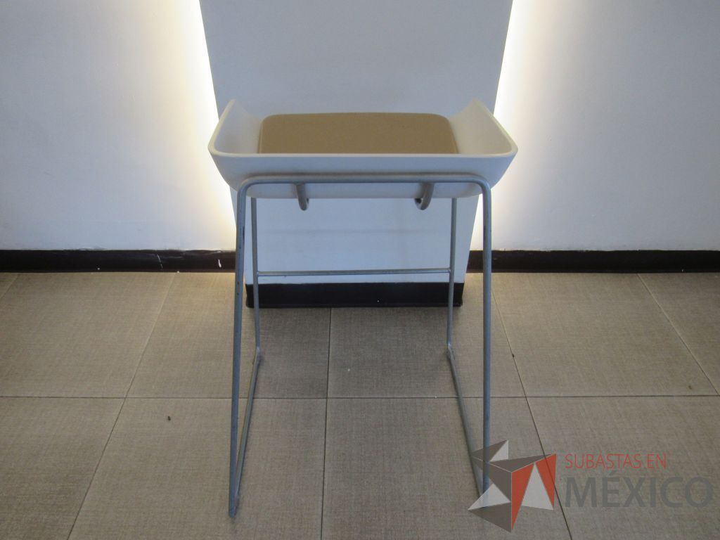 Lote 075 - 5 bancos altos con base metálica, descansa pies, asiento liso color blanco y cojín tipo piel - Imagen 7