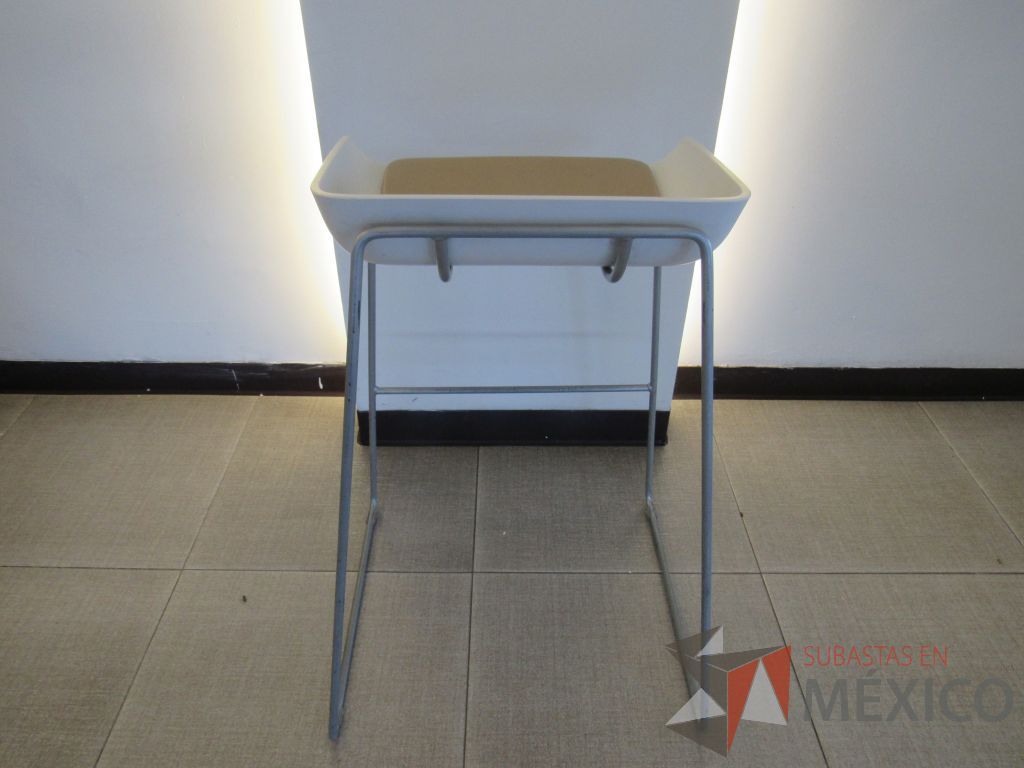 Lote 075 - 5 bancos altos con base metálica, descansa pies, asiento liso color blanco y cojín tipo piel - Imagen 8