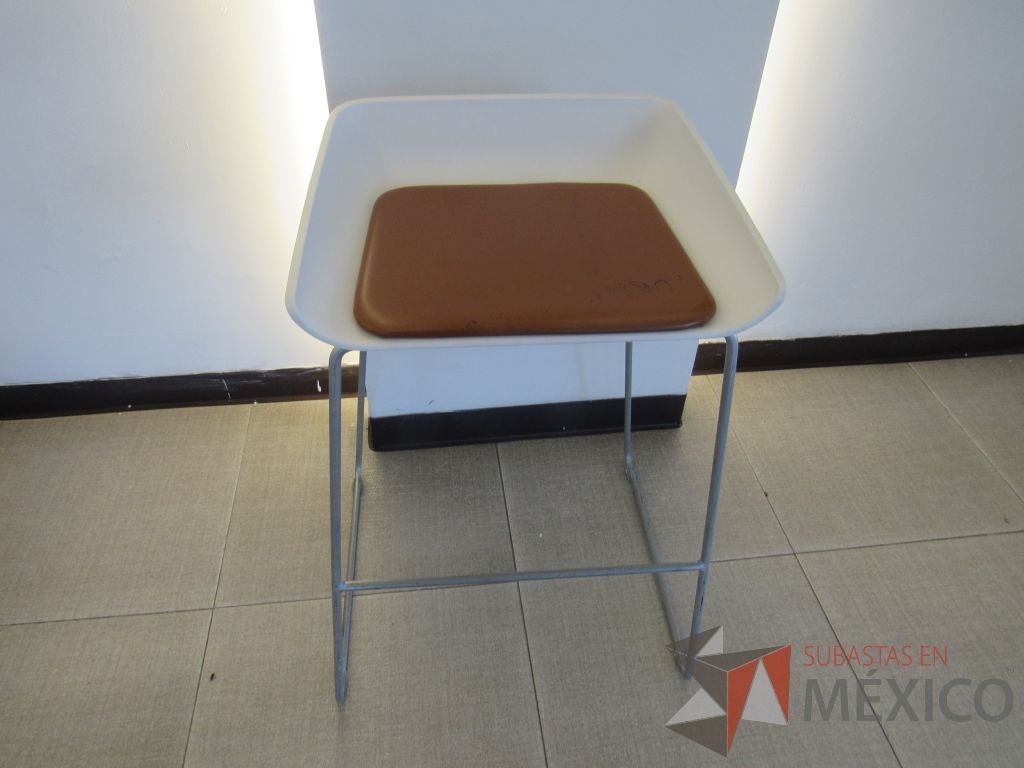 Lote 075 - 5 bancos altos con base metálica, descansa pies, asiento liso color blanco y cojín tipo piel - Imagen 9
