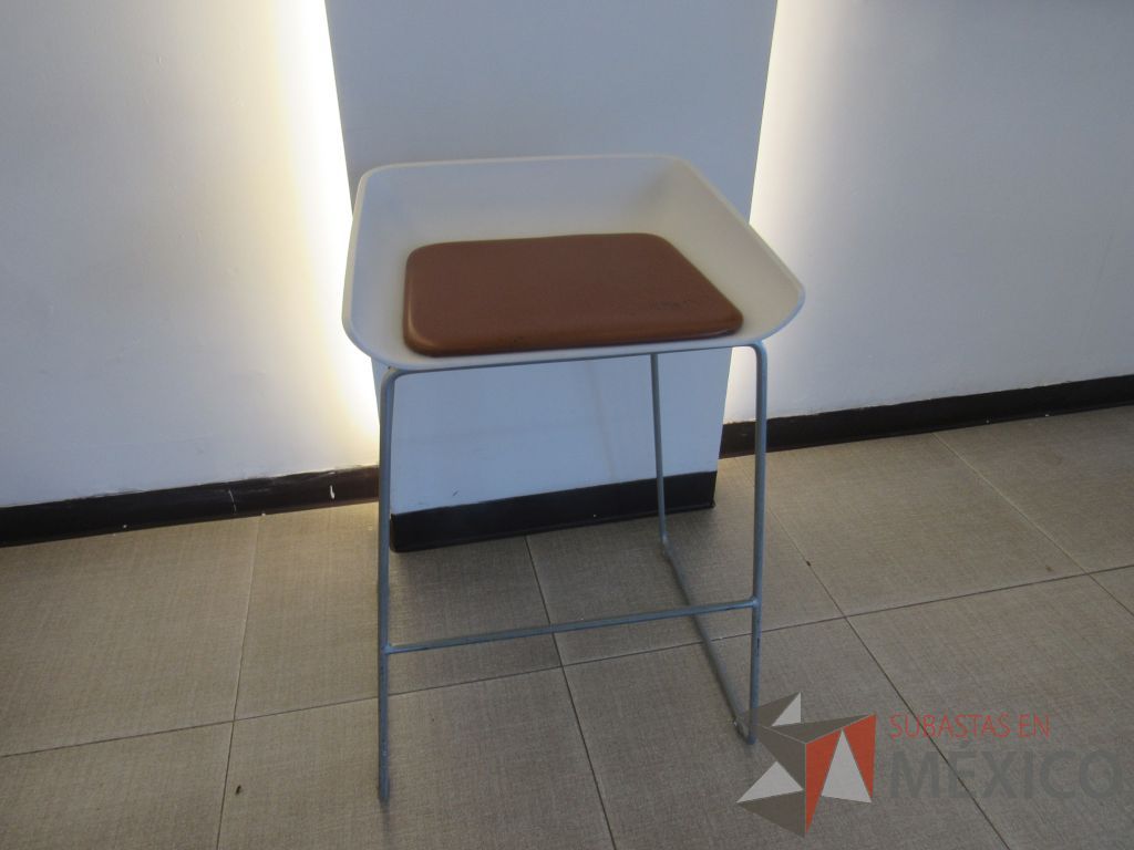 Lote 075 - 5 bancos altos con base metálica, descansa pies, asiento liso color blanco y cojín tipo piel - Imagen 10