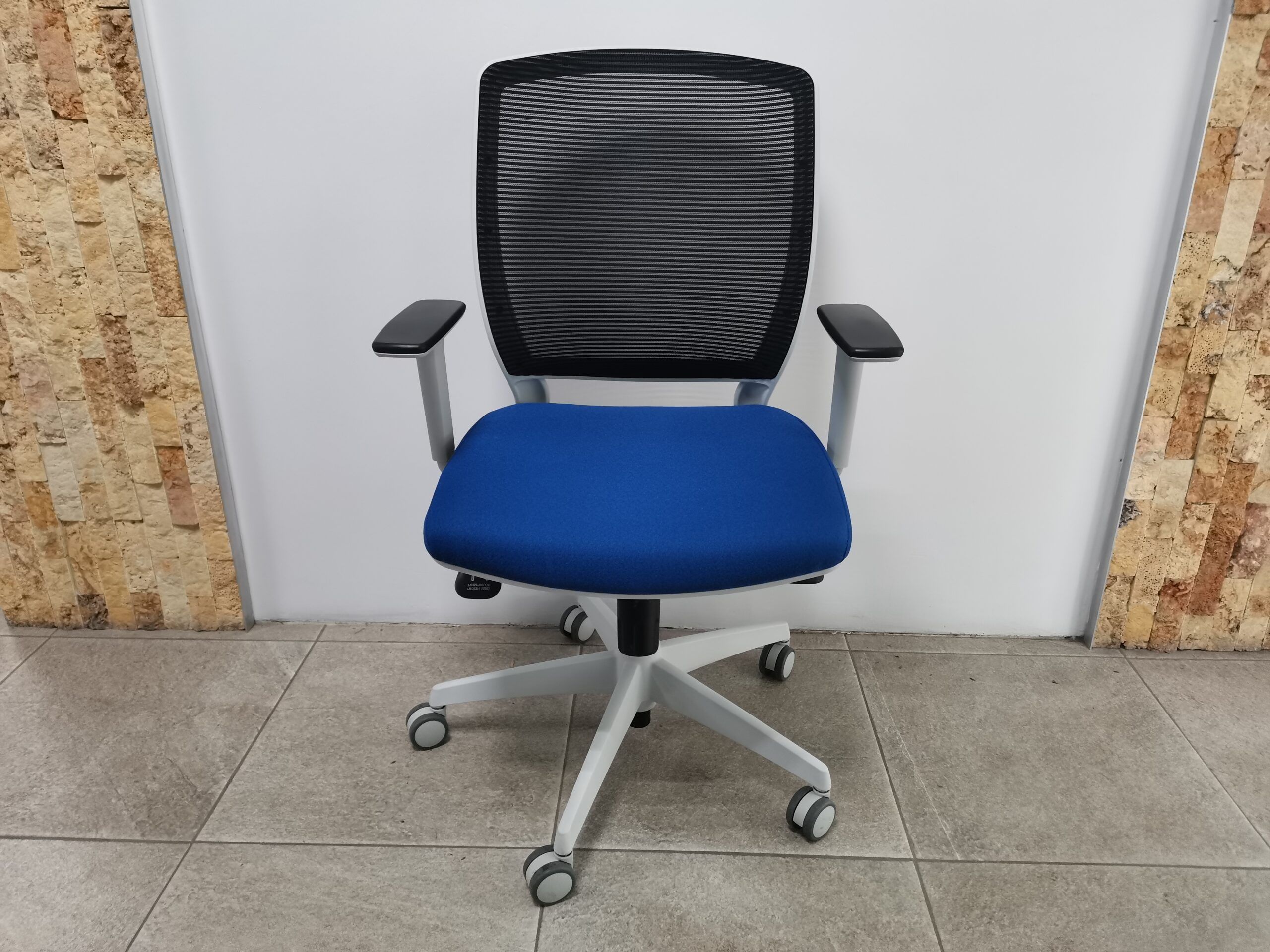Lote 001 - 4 Sillas ejecutivas con ruedas, estructura gris, respaldo en malla negra y asiento en tela azul