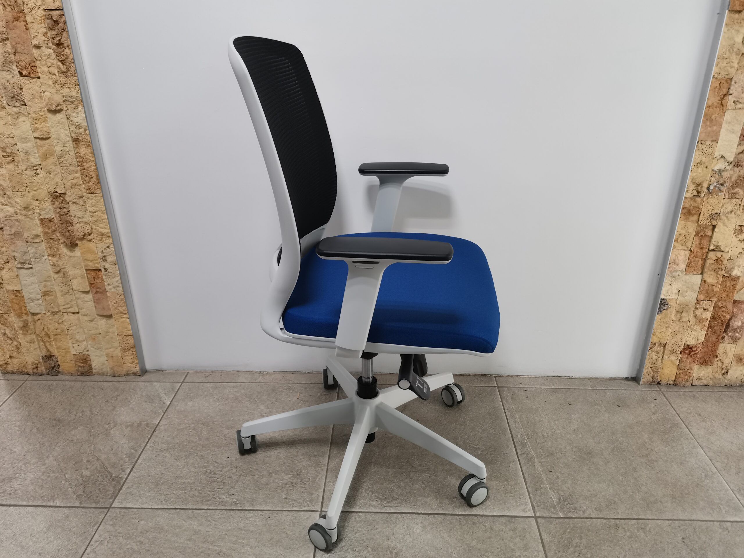 Lote 001 - 4 Sillas ejecutivas con ruedas, estructura gris, respaldo en malla negra y asiento en tela azul - Imagen 2