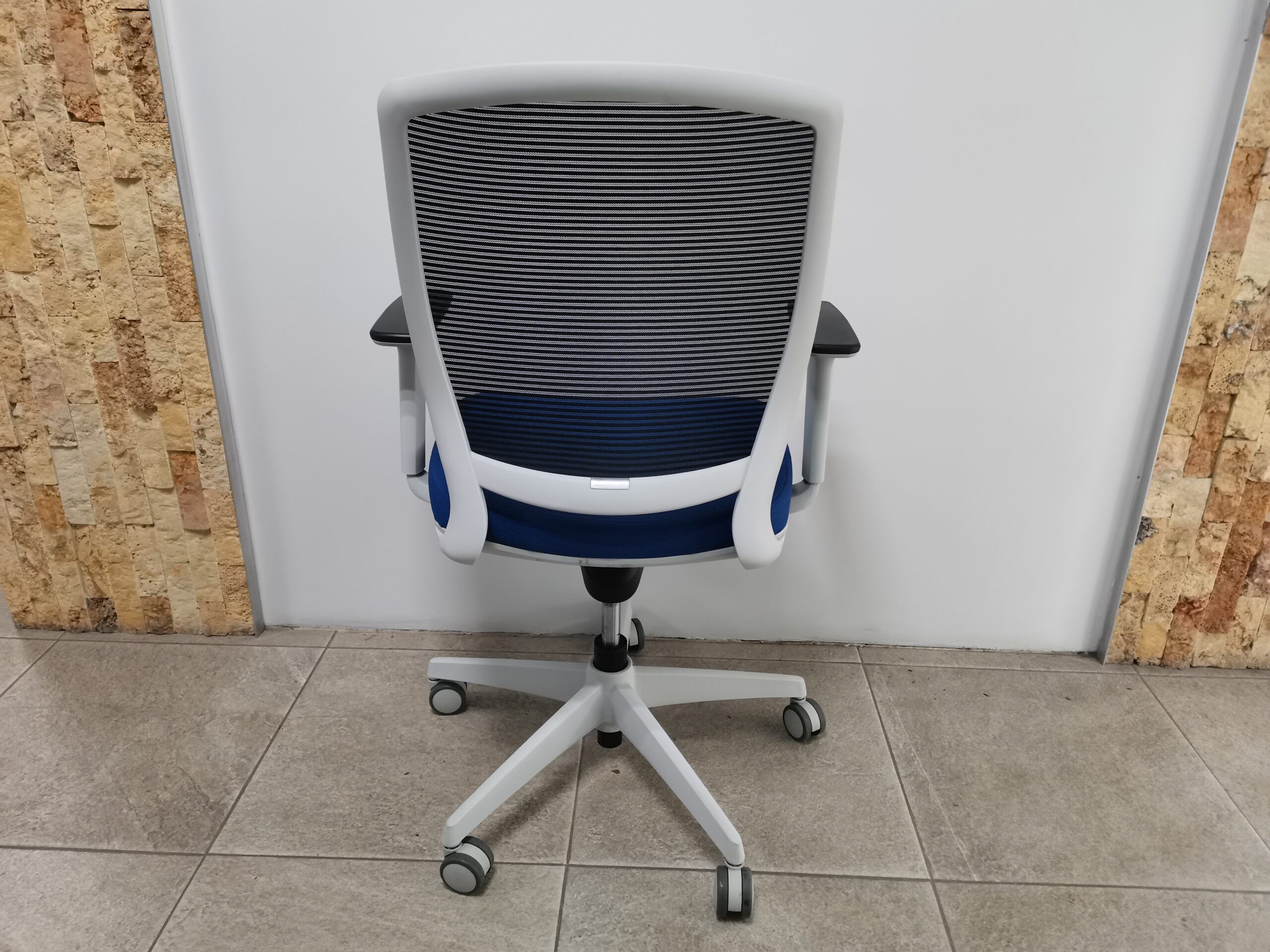 Lote 001 - 4 Sillas ejecutivas con ruedas, estructura gris, respaldo en malla negra y asiento en tela azul - Imagen 3