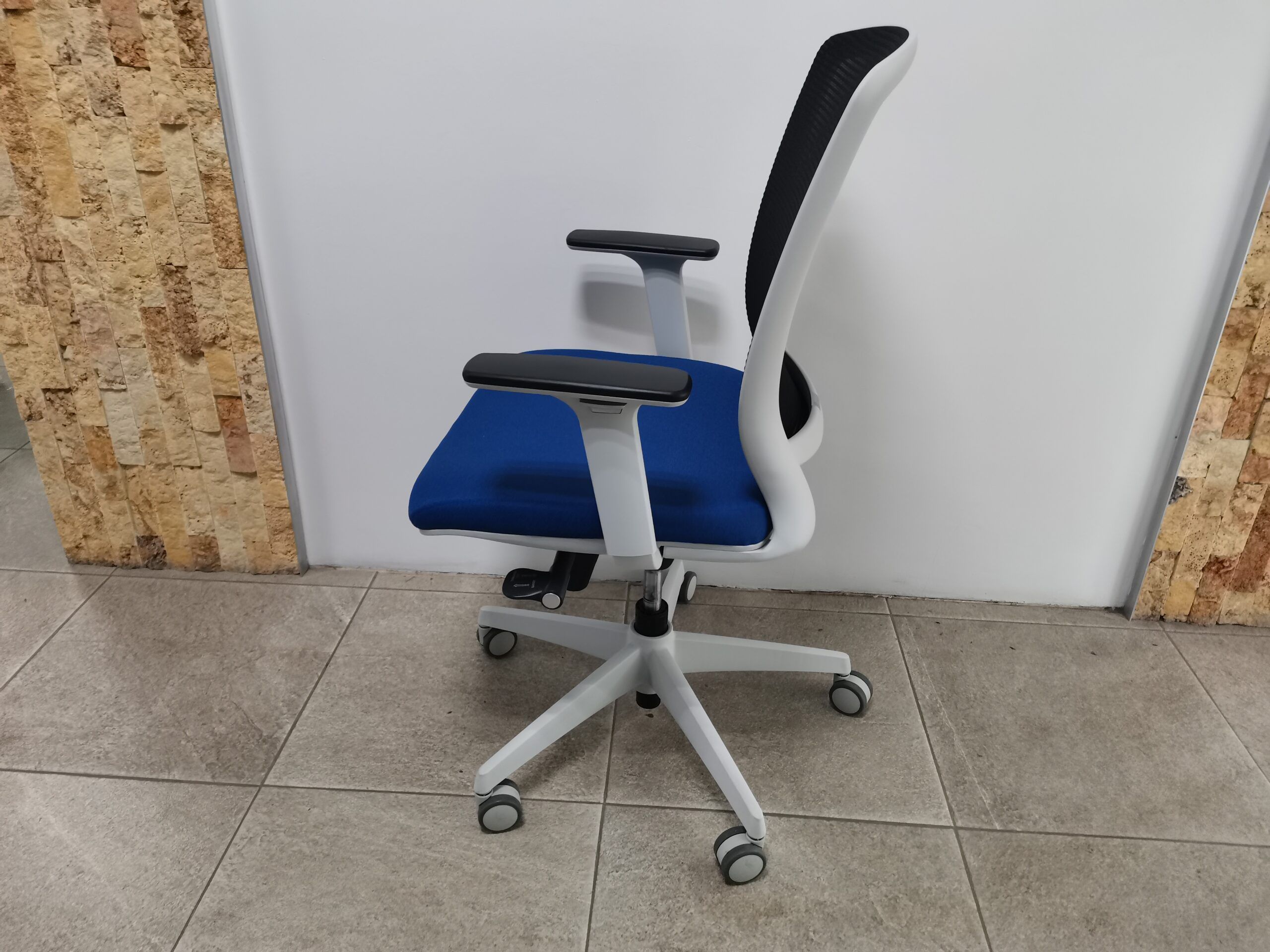 Lote 001 - 4 Sillas ejecutivas con ruedas, estructura gris, respaldo en malla negra y asiento en tela azul - Imagen 4