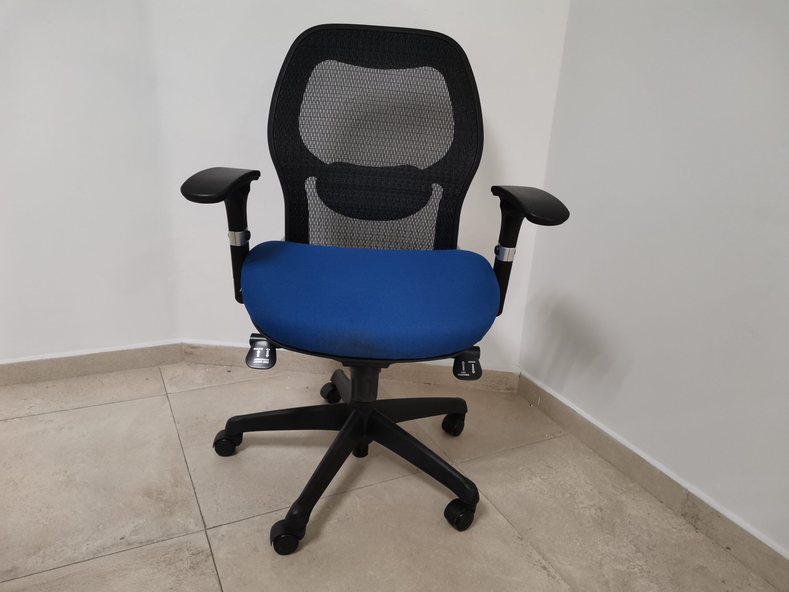 Lote 003 - 2 Sillas ejecutivas con ruedas, estructura negra, respaldo negro y asiento en tela azul - Imagen 2
