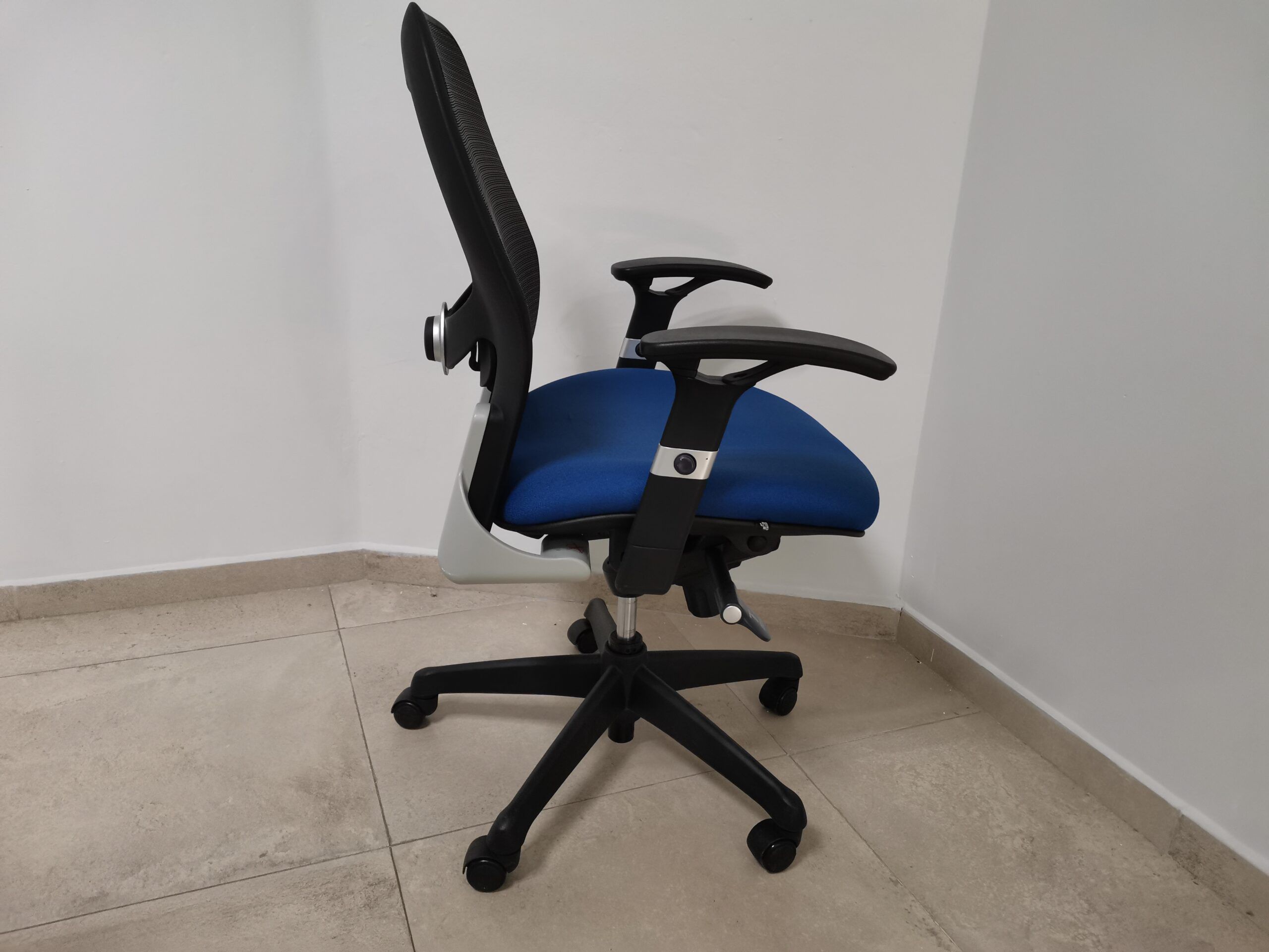 Lote 003 - 2 Sillas ejecutivas con ruedas, estructura negra, respaldo negro y asiento en tela azul - Imagen 3