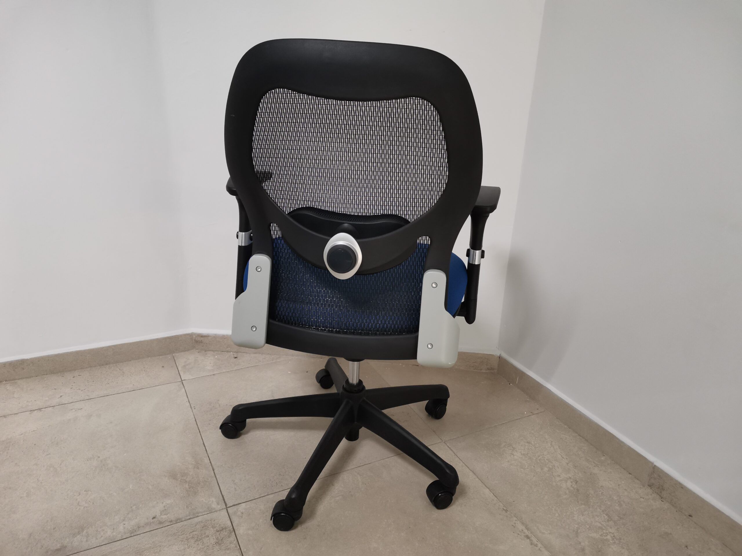 Lote 003 - 2 Sillas ejecutivas con ruedas, estructura negra, respaldo negro y asiento en tela azul - Imagen 4