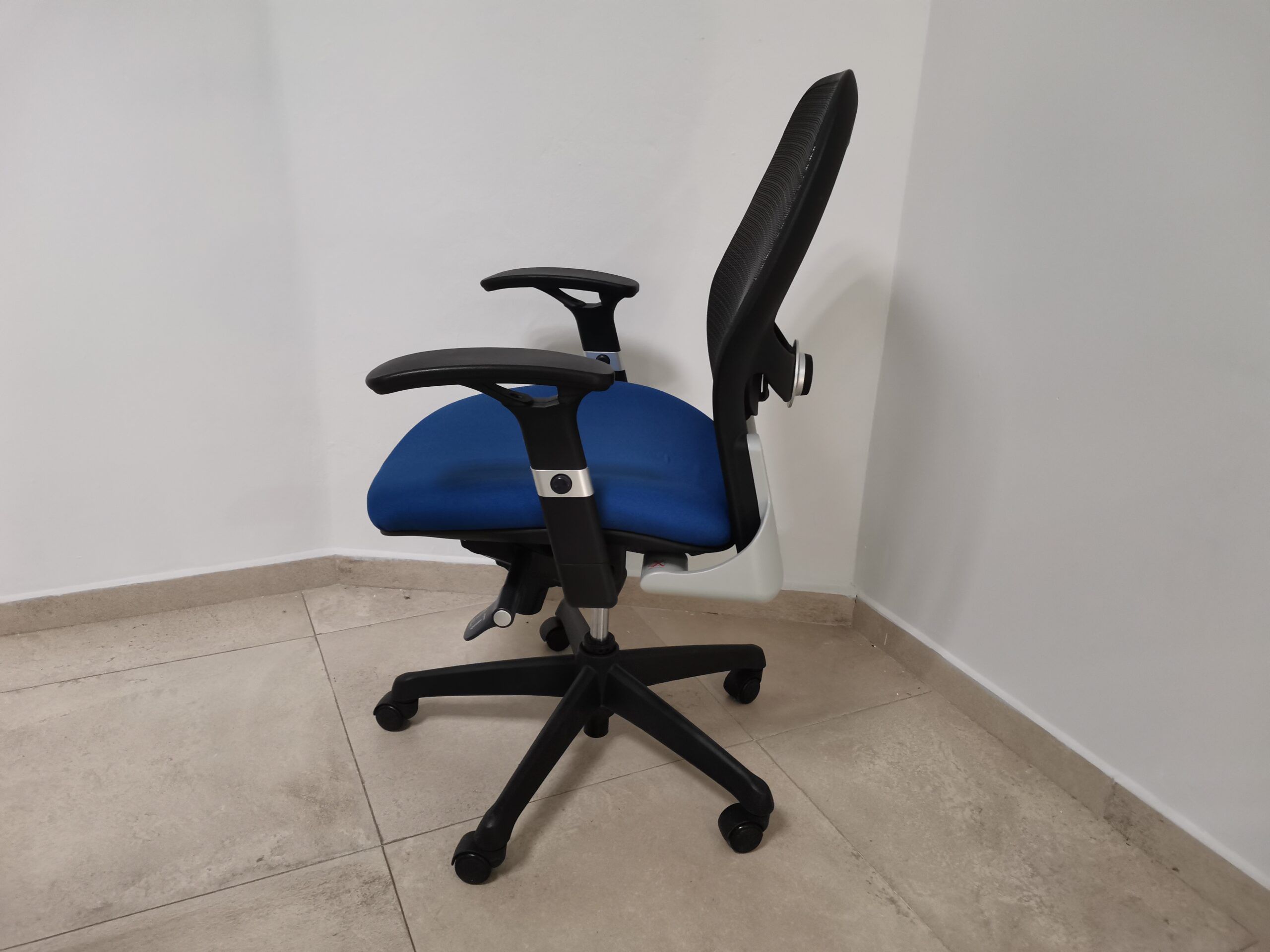 Lote 003 - 2 Sillas ejecutivas con ruedas, estructura negra, respaldo negro y asiento en tela azul - Imagen 5