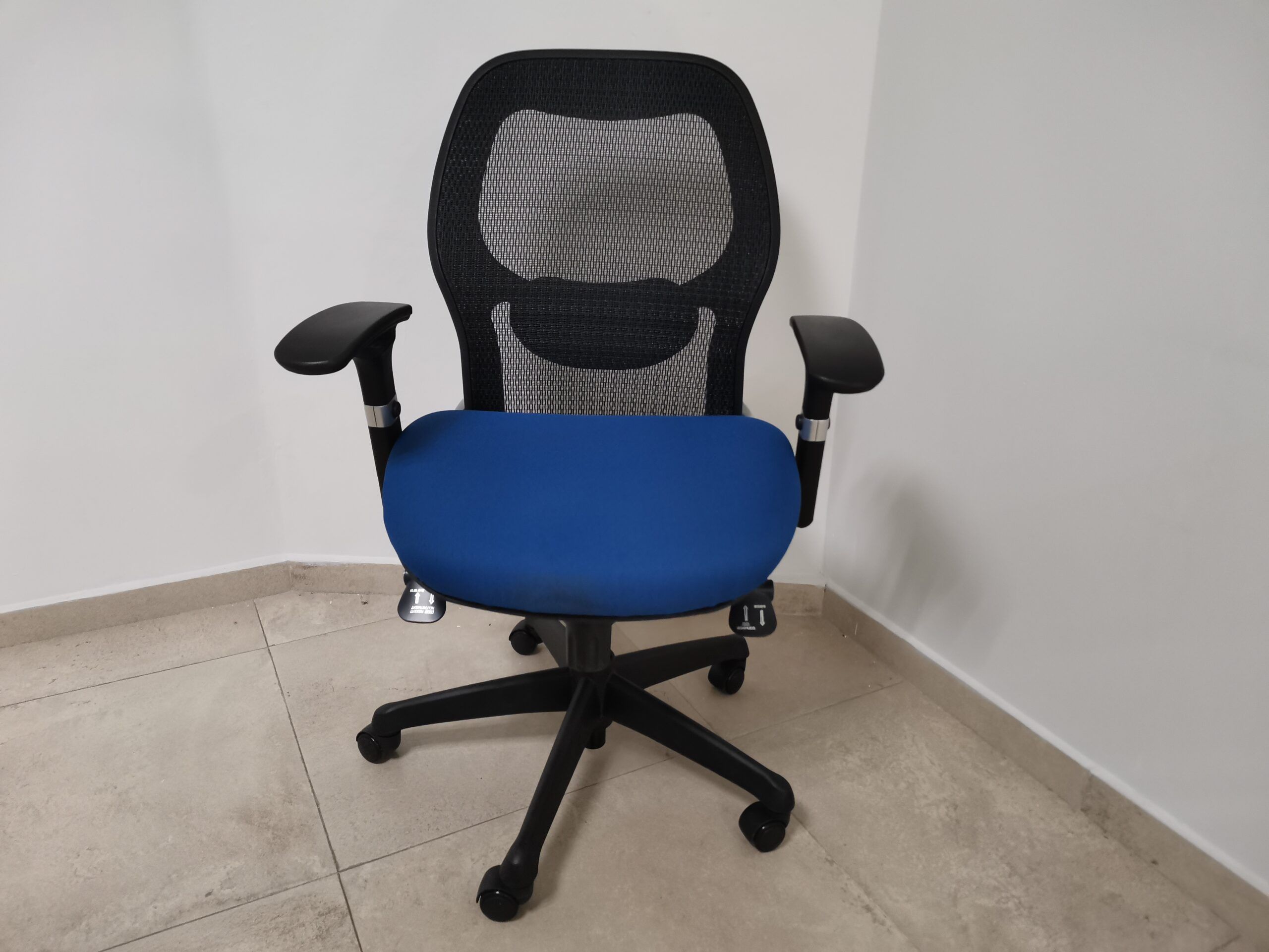 Lote 003 - 2 Sillas ejecutivas con ruedas, estructura negra, respaldo negro y asiento en tela azul