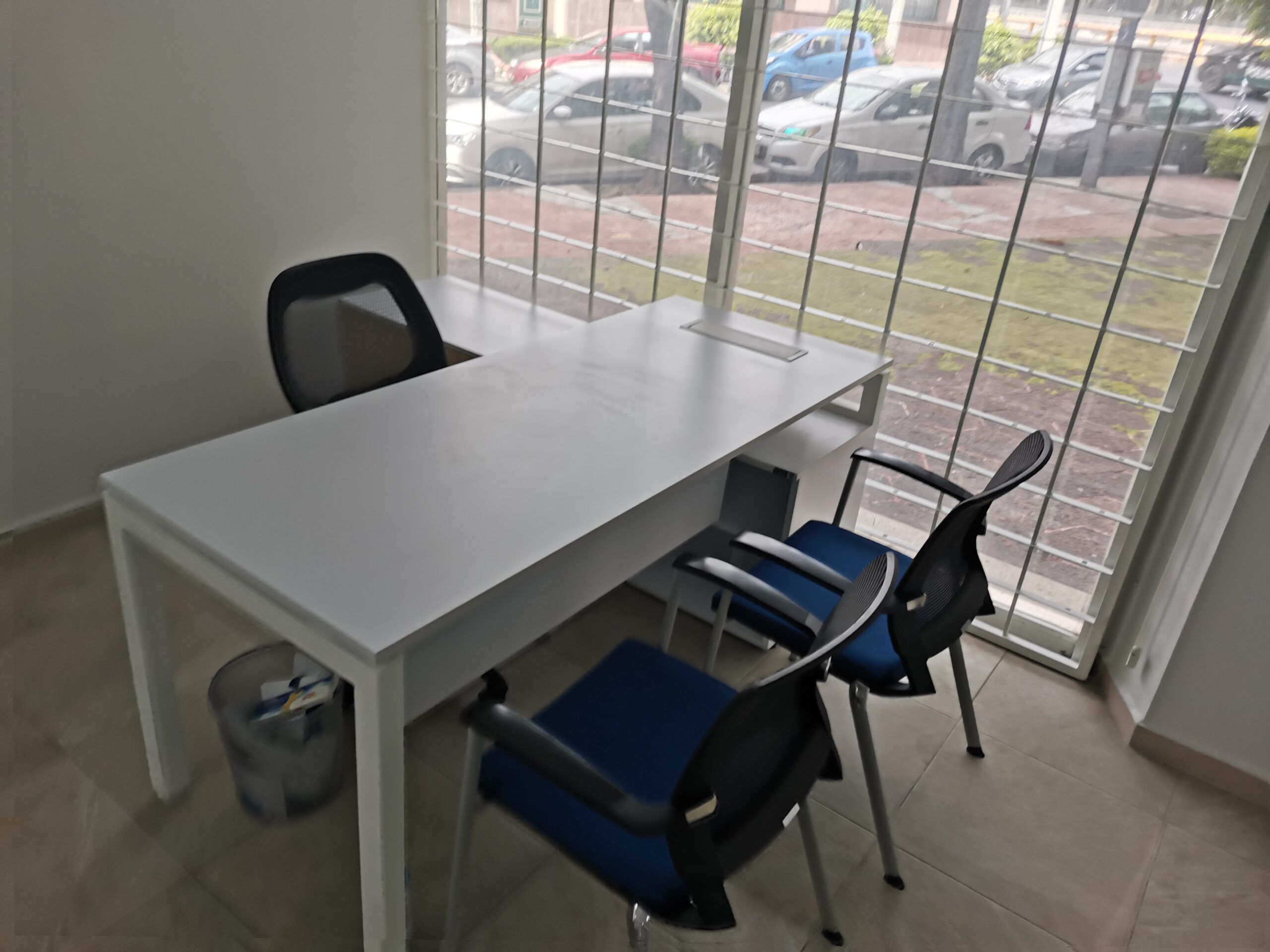 Lote 002 - Escritorio en escuadra derecho, cubierta blanca con credenza pedestal de dos cajones beige - Imagen 2