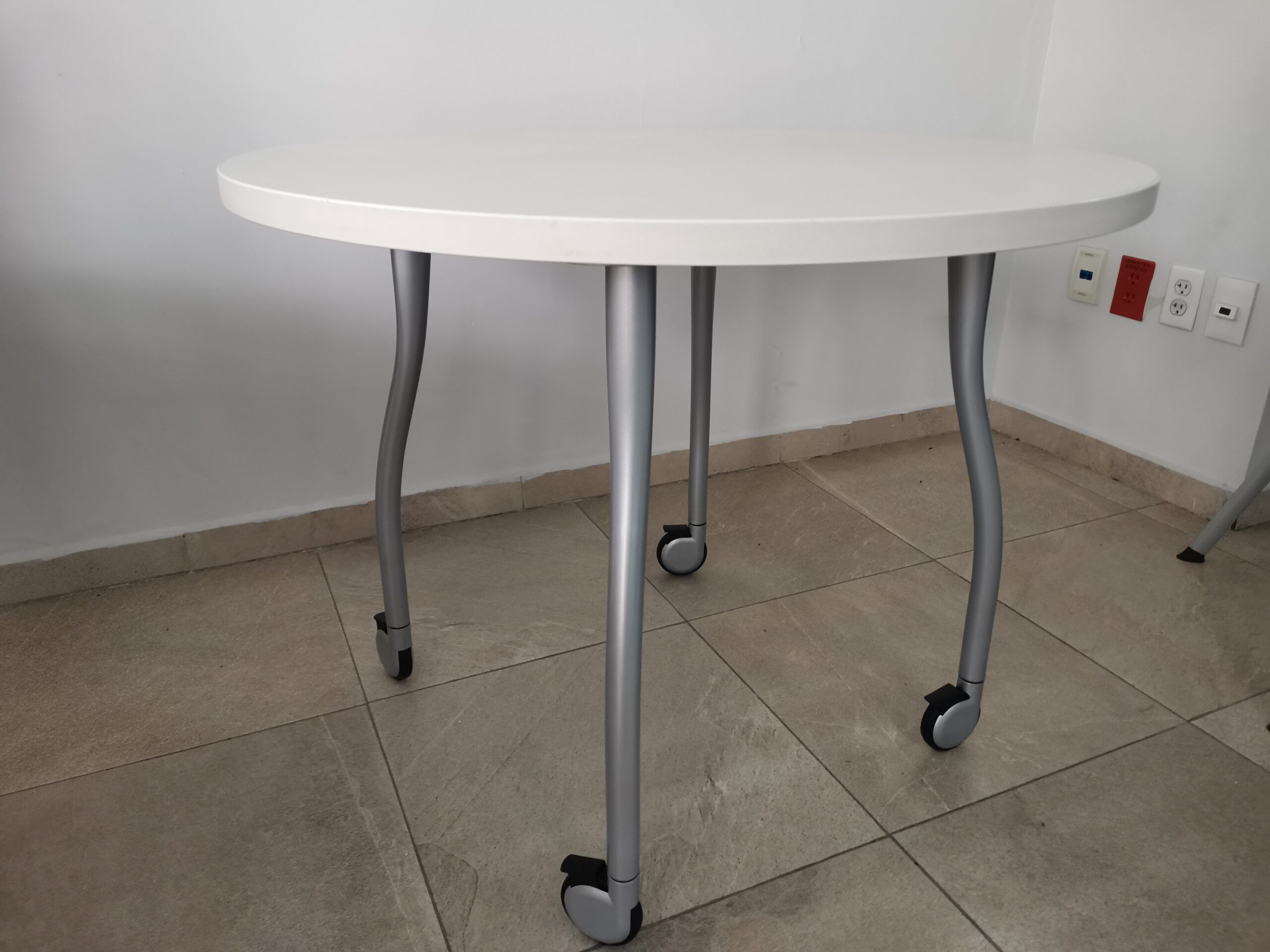Lote 020 - Mesa de trabajo circular con ruedas cubierta color blanca y estructura gris