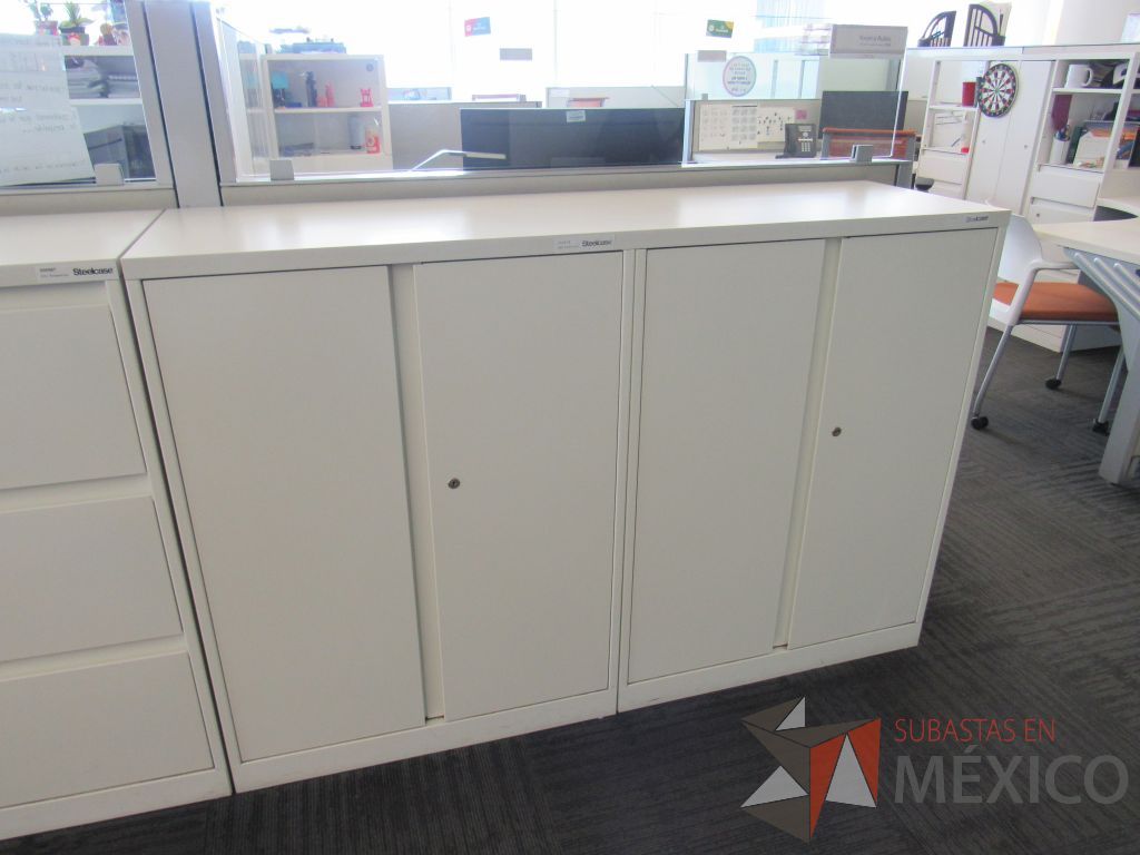 Lote 138 - 2 cubiertas con 2 Gabinetes metálicos, 4 puertas y 4 entrepaños color blanco - Imagen 2