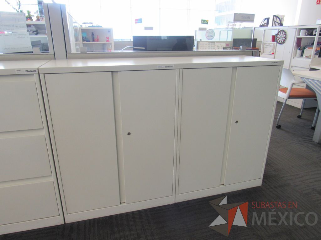 Lote 138 - 2 cubiertas con 2 Gabinetes metálicos, 4 puertas y 4 entrepaños color blanco - Imagen 3